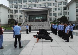 東海警方對(duì)兩家未持有保安員證小區(qū)物業(yè)作出行政處罰