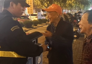 長興島宗保治安巡邏，撿到手機，及時歸還失主