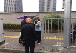 伸出援手，大愛無疆，宗保北蔡市容項目隊員救助暈倒女子