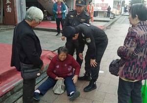 七旬老人摔倒，熱心特保伸援手 --惠南市容項目救助受傷老人