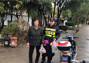 迷路老人神情慌，宗保特保來幫忙 --長興島項目將迷路老人送回家