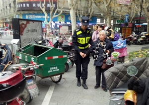 老人身體不適，幸遇宗保隊員 --臨平市容項目將身體不適老人送回家