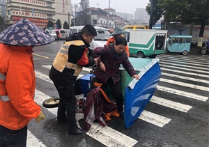 老人倒地扶不扶？民泰特保告訴你答案！ --浙江民泰星橋市容項目攙